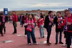 馬競(jìng)球場(chǎng)著名打卡景點(diǎn)：給庫(kù)爾圖瓦的名牌倒可樂(lè)踩兩腳