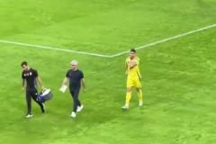 征服對手！C羅下場進(jìn)行治療時，新月球迷為其獻(xiàn)上掌聲