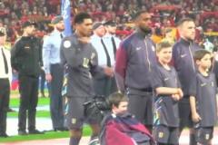 太暖了！姆巴佩彎腰聽小朋友講話！網(wǎng)友：1.6億的姆巴佩全是優(yōu)點