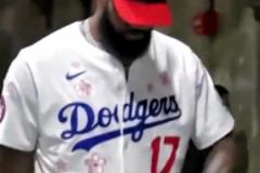 昨天是背帶褲，今天是道奇棒球服，老詹這身材就是衣架子啊