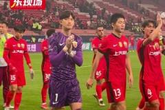 茹薩邀請維塔爾加入“氣氛組”，因傷被換下的古斯塔沃一同來謝場