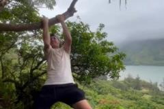 里夫斯在懸崖邊的樹上引體向上，不愧是村曼巴啊