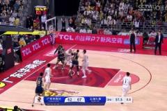 這不是籃球動作??！王哲林摔倒在地上后，情緒上頭的莫蘭德還踢了一腳，順便跨過去