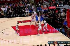 少俠，好腰啊！伊森反擊助飛杰倫-格林圓月彎刀式空接背扣！