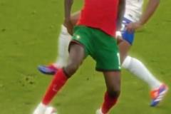 球未到人先笑！萊奧：一想到又要裝到了，就忍不住笑！