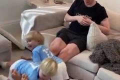 曾經(jīng)的金邊羅！40歲C羅晃飛后衛(wèi)又挑球過人，是否似曾相識