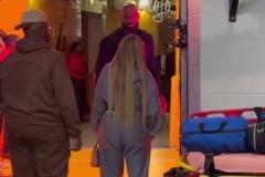 老夫老妻秀恩愛啊！老詹賽后親了等候已久的老婆一口！