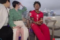 避免小姐姐走光，甲亢哥示意攝影師把鏡頭抬起別拍她腿