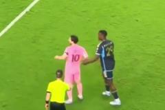 基米希為球迷簽名后，帶著兩個(gè)孩子離場！球迷：一只小雞帶兩雞仔