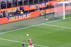 穩(wěn)的一批，扎萊夫斯基這腳停球得到國米官推怒贊