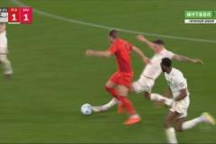 拜仁多打一人！澤西格爾放倒凱恩，兩黃變一紅被罰下場(chǎng)！