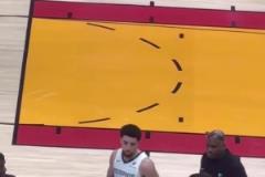 皮蓬前妻昨日帶女兒到現(xiàn)場(chǎng)觀看小皮蓬比賽，還給兒子送上親吻！