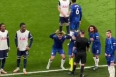 裁判查看VAR，場(chǎng)邊的切爾西球員表情一個(gè)比一個(gè)豐富！