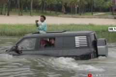 甲亢哥體驗(yàn)比亞迪仰望U8水下系統(tǒng)，現(xiàn)場驚呼這東西太牛了