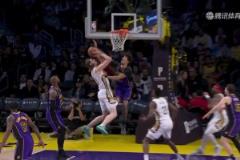 疼死了！奧利尼克突破一記大鐵膝直接頂?shù)胶Ｋ挂d部，后者痛苦不已