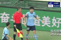 王鈺棟摔球染黃??黃健翔：助理裁判就在旁邊，解說：要控制情緒