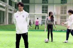 好綠??！女子踢球時(shí)自覺(jué)被第三者現(xiàn)場(chǎng)抱走，還發(fā)出聲響……