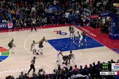 年輕人就是橫?。鄣氯A茲無視2人包夾 最后10秒天神下凡致勝