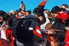 沒有架子！阿莫林在球場外為球迷簽名