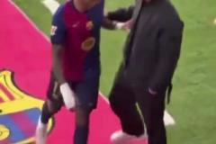 球迷拍攝拉菲尼亞賽后向裁判發(fā)火，弗里克和特爾施特根勸解