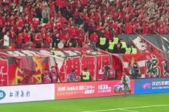 現(xiàn)場的上港球迷高喊：馬寧進(jìn)監(jiān)獄！