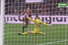 米蘭連續(xù)傳球配合！特奧小角度打門被德赫亞撲出！