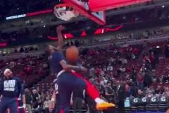 快船小瓊斯這360輕松又舒展！后面那個(gè)小胖子怎么扣得這么菜？