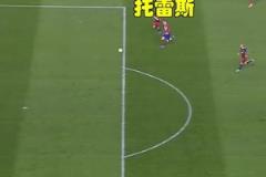 是什么讓西蒙斯瞬間變臉？原來(lái)是梅西準(zhǔn)備上場(chǎng)了！