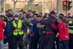球迷先干起來！上海德比場外不和諧一幕