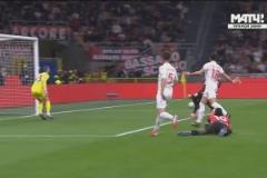 還不如直接打門(mén)！萊奧禁區(qū)內(nèi)橫傳，包抄的亞伯拉罕、穆薩沒(méi)能射門(mén)