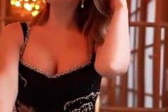 這誰(shuí)頂?shù)米“?！若嫂在紀(jì)錄片花絮中展示火辣身材