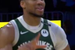 字母哥忍不住翩翩起舞！鎖定季后賽+加時(shí)險(xiǎn)勝+36分三雙的心情