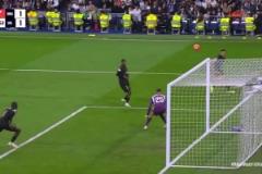 恩德里克上場(chǎng)僅2分鐘，他就以不同于其他人的方式完成了傳中