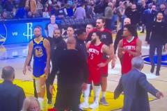 火藥味十足！半場結(jié)束回更衣室路上，庫里與烏度卡發(fā)生爭吵