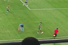 看臺(tái)實(shí)拍張玉寧蠻牛沖撞，這身體素質(zhì)在中超可以橫著走啊