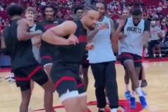 龍哥！狄龍帶著火箭眾將士球場中央尬舞 烏度卡旁邊看著笑瘋了~