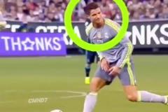 這一腳意圖不明！C羅：好家伙，你往哪踢呢？