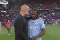 說(shuō)什么呢？賽后瓜迪奧拉和多庫(kù)長(zhǎng)時(shí)間交流！