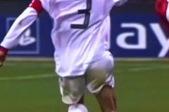 如此帥氣的鏟球他還有很多！在米蘭球迷心中，他是絕對的世一衛(wèi)！