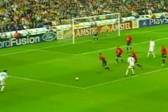 這腳法神了！菲戈大禁區(qū)邊緣吊射攻破曼聯(lián)球門