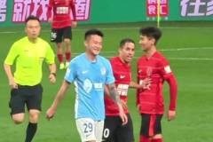 韋世豪遭到大連球員挑釁，這口型應(yīng)該沒人看不懂吧