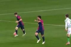 裁判為何會出現(xiàn)在這個(gè)位置直接被巴薩和貝蒂斯雙人包夾了