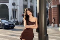 美女登密盼盼一身露肩裙穿搭靠著電線杠子：讓你著迷的都是感覺(jué)~