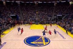 你可以永遠(yuǎn)相信！庫里節(jié)末自信飆進(jìn)超遠(yuǎn)三分全場瞬間起立！