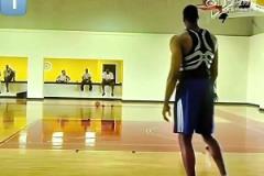 詹姆斯和女演員比投籃