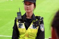 是心動的感覺！上海 “德比”大戰(zhàn)賽場上的警花小姐姐