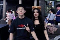 以后一起去美國(guó)逛街？網(wǎng)前此前曬林葳和女友卓識(shí)一塊出游的合照~