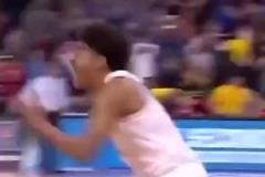 一戰(zhàn)成名名場面！普爾NCAA瘋狂三月超遠三分絕殺瘋狂慶祝