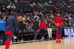 笑死！哈登只能在地面上完成的動作，小瓊斯在空中也能完成