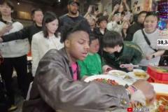 長沙文和友現(xiàn)場(chǎng)威脅鹵鵝哥：不給我起來就去重慶堵你